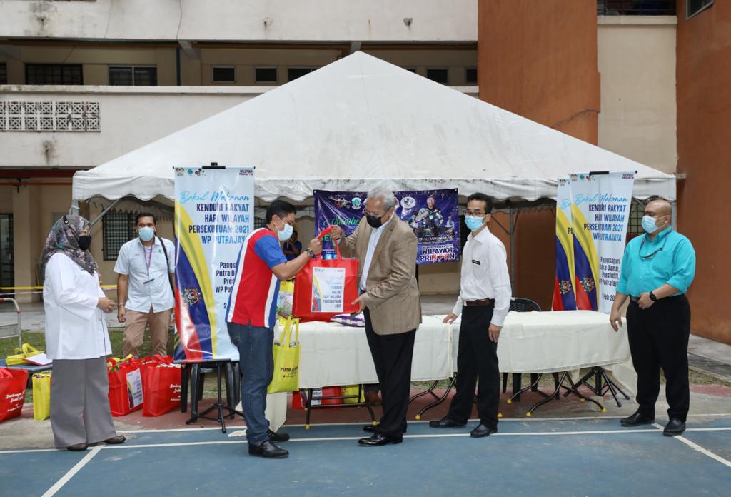 1,000 BAKUL MAKANAN DIAGIH KEPADA GOLONGAN SASAR DI PUTRAJAYA